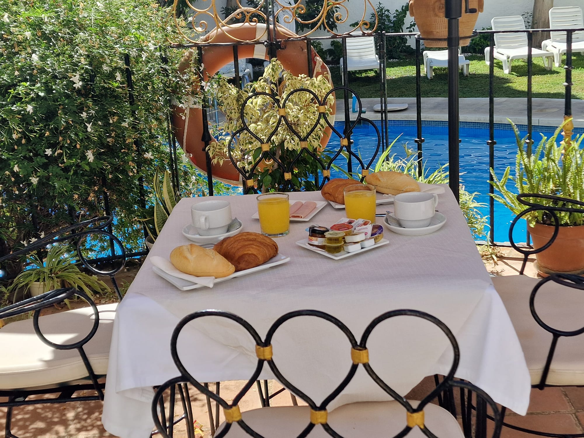 Petit-déjeuner dans le patio de l'hôtel Residencia Miami
